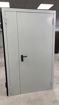 Серая дверь на выставке